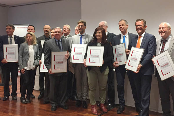 Detlef Odenkirchen (Bildmitte) nahm die Urkunde der Stadt Bad Hnningen des Tourismus- und Heilbderverbandes Rheinland-Pfalz e.V. in der Mainzer Rheingold-Halle entgegen. Foto: pr