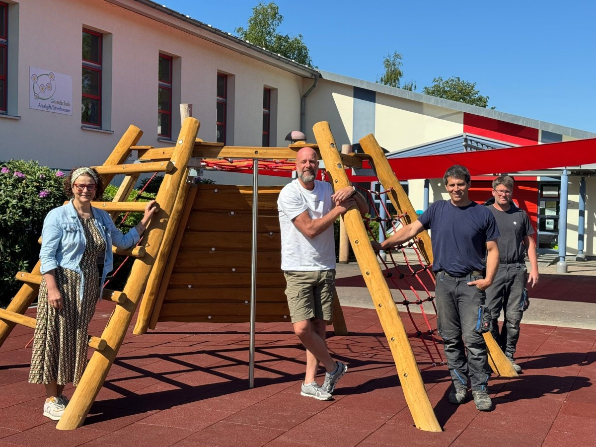 Brgermeisterin Gabriele Greis, Schulleiter Daniel Busch und Mitarbeiter des Bauhofes (v. l. n. r.) vor dem Sonnensegel der Grundschule Atzelgift-Streithausen (Fotos: Verbandsgemeindeverwaltung Hachenburg)