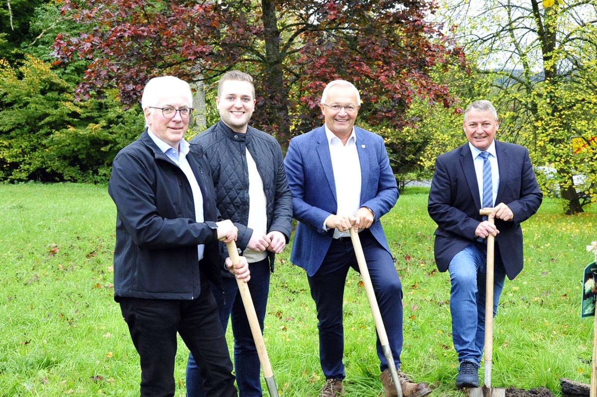 Baumpflanzung im Ortsteil Brubbach (v. li.) Volker Mendel, Martin Diedenhofen, Achim Hallerbach und Gerd Schumacher (Bilder: kk)