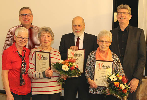 Ehrung fr 50jhrige Mitgliedschaft im TVH (von links): Heidi Hof-Dinkel (stv. Vorsitzende), Joachim Schmidt (Schatzmeister), Rosemarie Brker, Wolfgang Zimpel, Margret Hoppen, Ralf Seemann (Vorsitzender). Foto: Verein