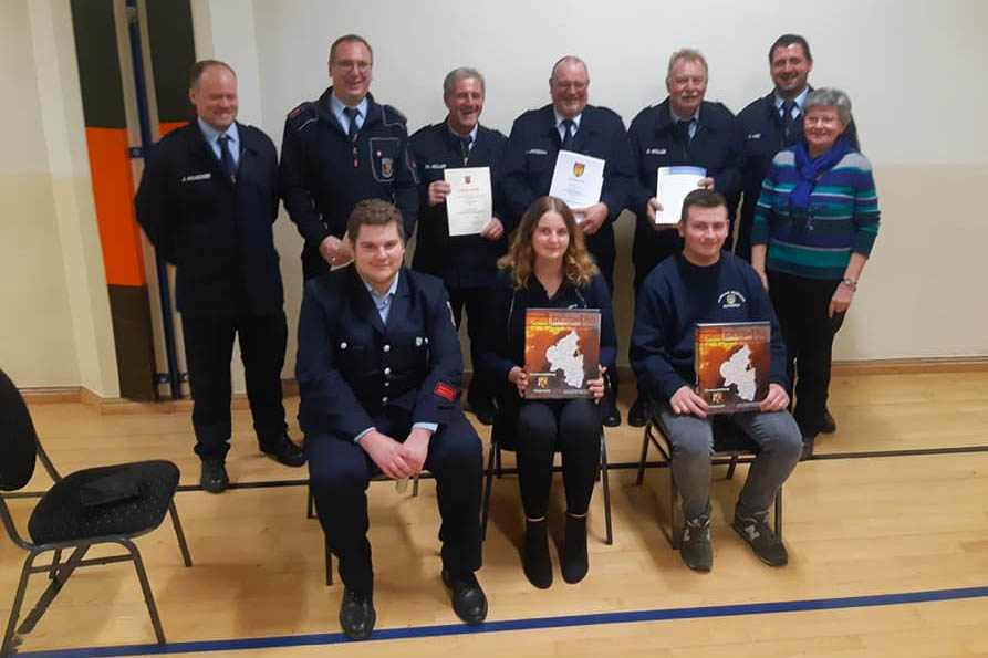 Gruppenbild der geehrten und befrderten Kameraden aus Alpenrod. Fotos: Feuerwehr 