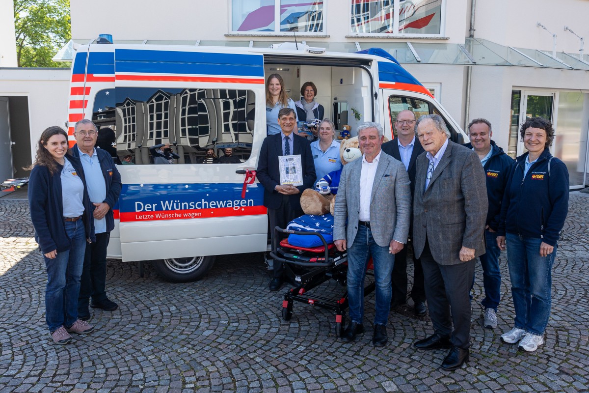 Gemeinsam mehr Menschlichkeit schaffen: Das Team des Wnschewagens vom ASB, Vertreter der Else Schtz Stiftung, Joachim Schtz und Stadtbrgermeister Rolf Jung freuen sich ber ein neues Fahrzeug. (Fotos: Eckhard Schneider)