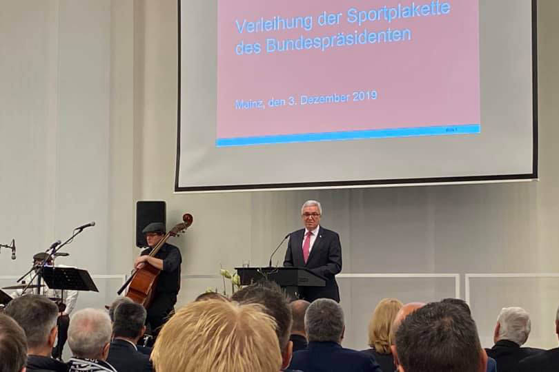 Die berreichung der Sportplaketten durch Minister Lewentz. Fotos: pr