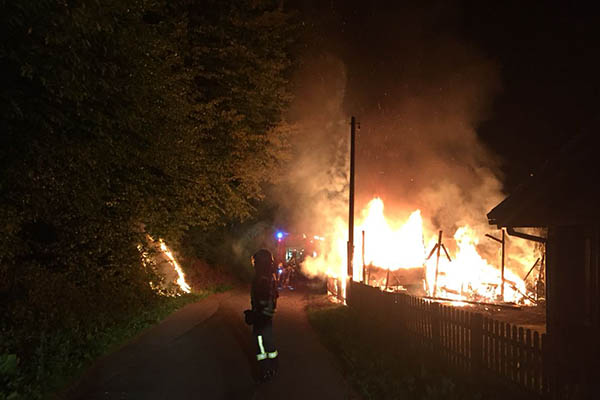 Wohnwagen und Wochenendhaus ausgebrannt