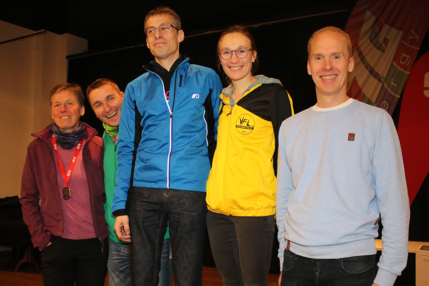 Franziska Schneider (2. von rechts) kann sich zum zweiten Mal über den Sieg im Siebengebirgscup freuen. Fotos: Verein