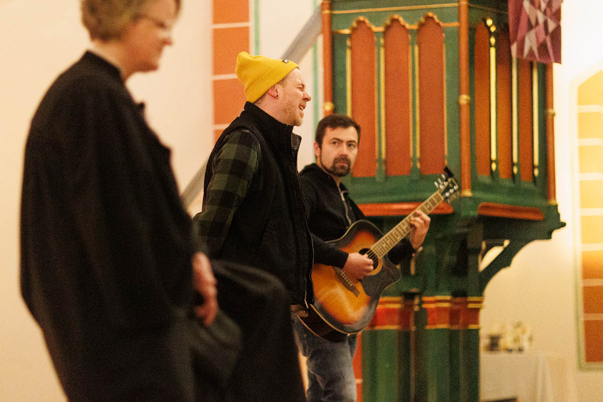 Das Foto zeigt die Musiker des Abends, Steve Joachim und Bastian Schlemmer (Gitarre). Ihnen lauscht Pfarrerin Monika Christ (links). Foto: Peter Bongard