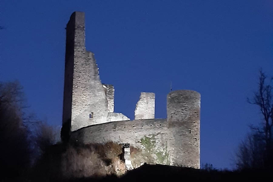 So erstrahlt die Burg Reichenstein derzeit. Foto: Michael Fhrer