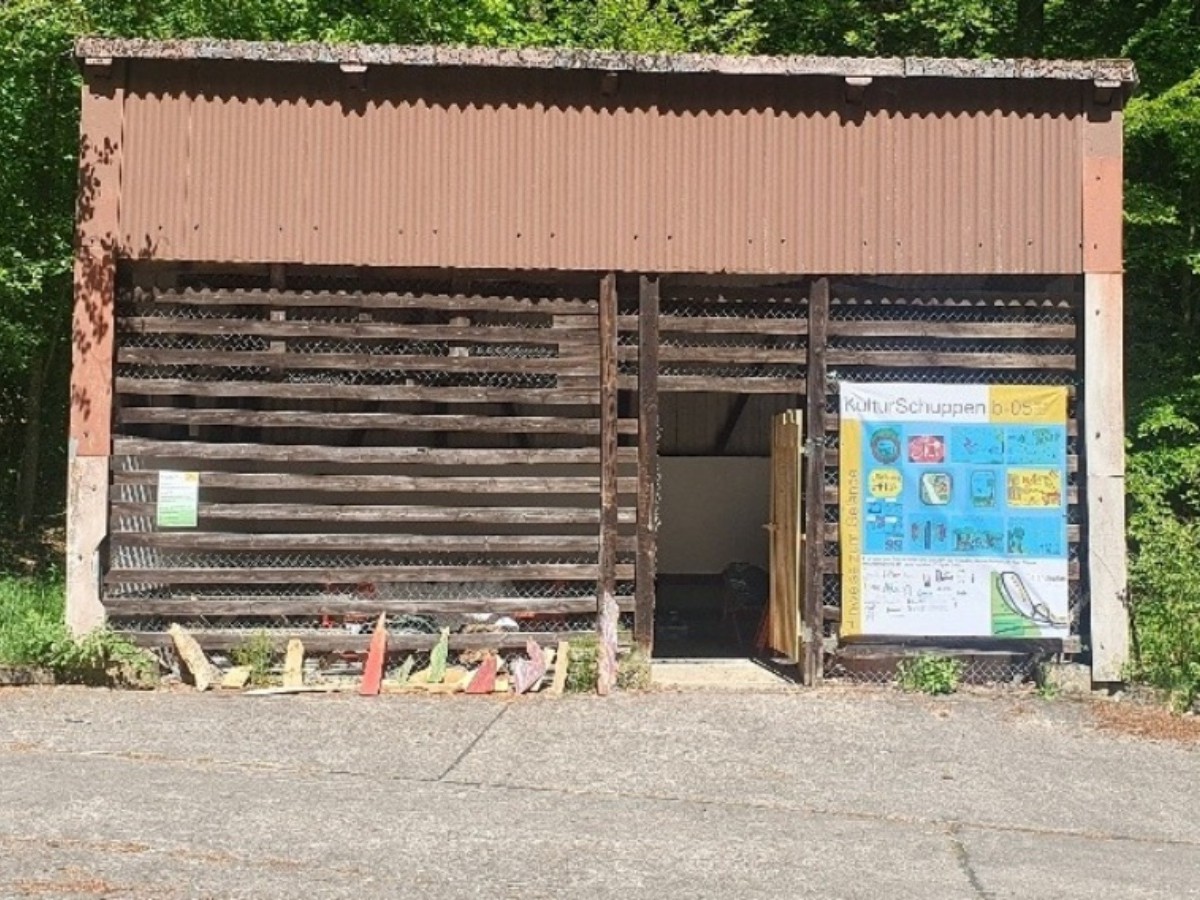Kunst trifft auf Regeln: Schler gestalten Hinweisbanner fr b-05 in Montabaur