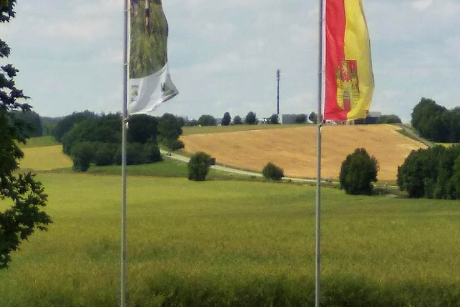 Mit diesem Foto (keine Montage, sondern mit Teleobjektiv) wird die Situation des Standortes fr einen Klinikneubau verdeutlicht. Im Vordergrund der zuerst favorisierte Standort Kleeberg in Stadtnhe Hachenburg. Im Hintergrund ein Blick zwischen den Fahnenstangen hindurch zum circa 600 Meter weiter entfernt liegenden neuen Standort Mschenbach (Umsetzermast erkennbar). Fotos: Reinhard Panthel
