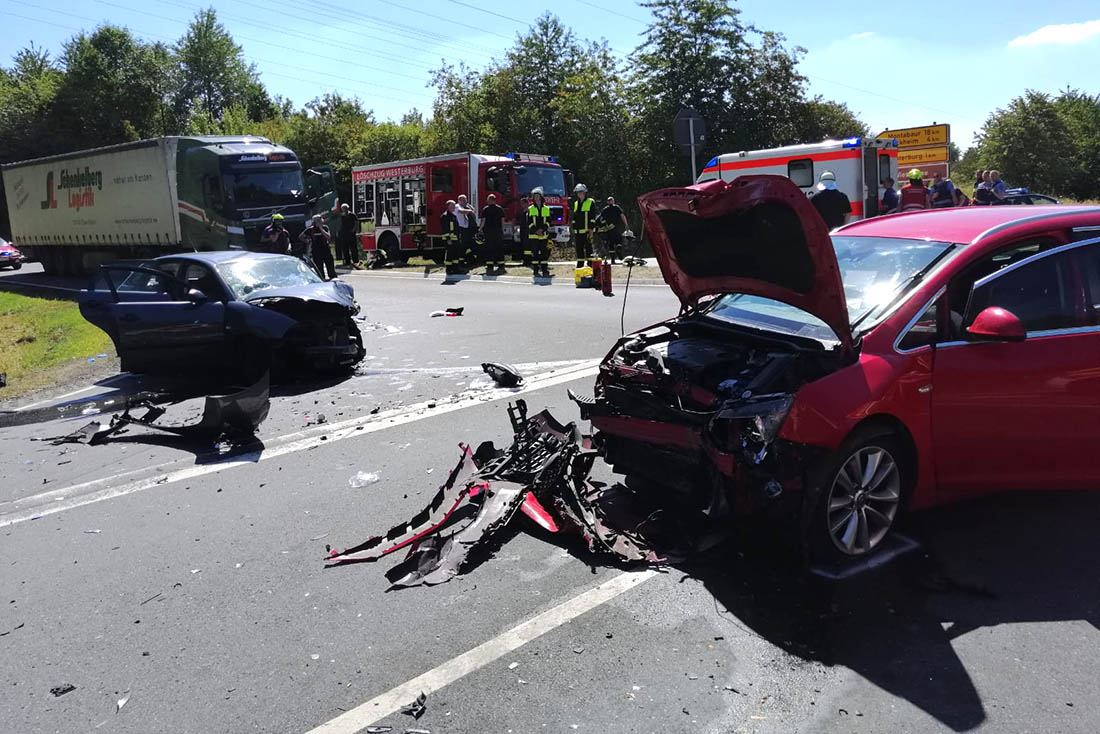 Frontalcrash zwischen zwei PKW - Groeinsatz fr Rettungskrfte