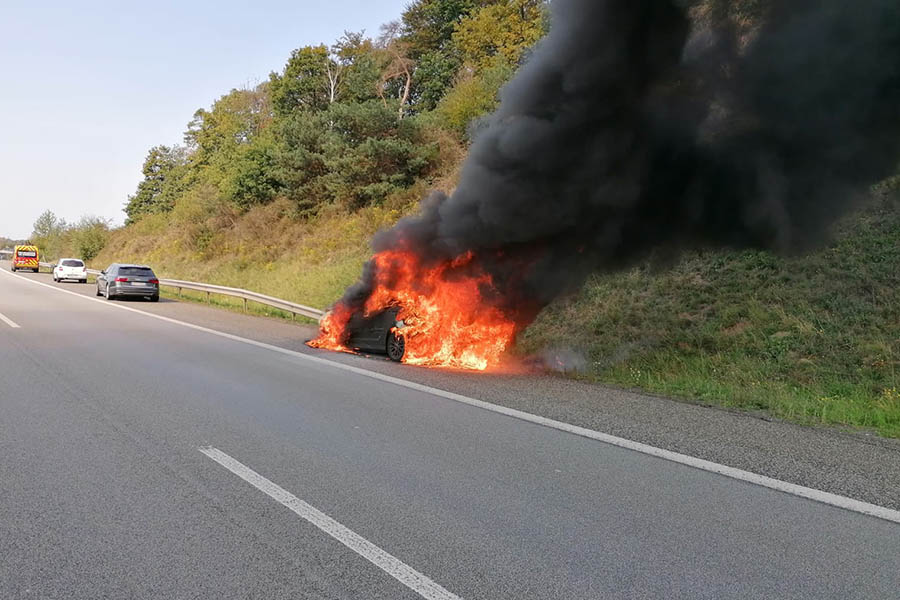 PKW-Vollbrand auf Autobahn A 3