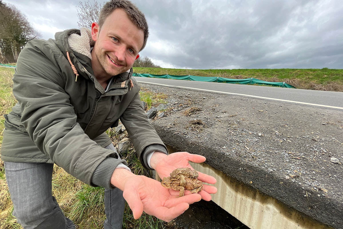 Christian Heidtmann von der Unteren Naturschutzbehrde freut sich, dass der Amphibienschutz in Ahlbach von Erfolg gekrnt ist. Foto: Kreisverwaltung/Thorsten Stahl