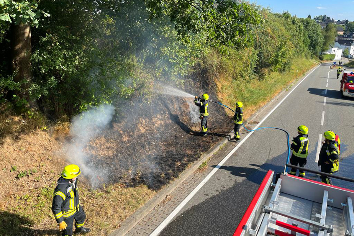 Feuerwehr Gromaischeid lscht Bschungsbrand an Kreisstrae nach Giershofen