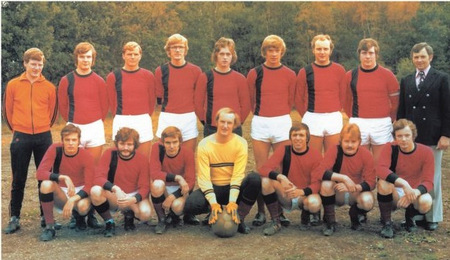 Das waren Zeiten: die Aufstiegsmannschaft des SV Mittelhof aus dem Jahr 1976. (Foto: Chronik SV Mittelhof)