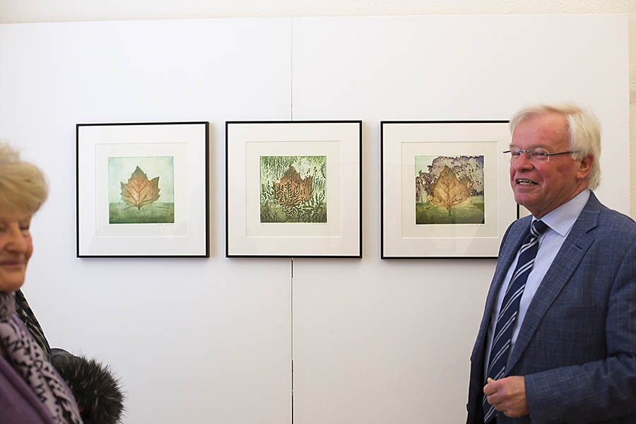 Bei einer frheren Ausstellung im Roentgen-Museum: Knstler Ulrich Christian vor seinen Radierungen (Archivfoto)