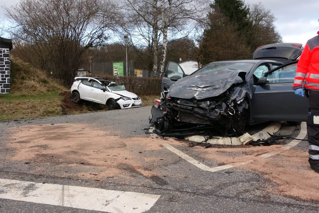 Schlimmer Unfall in Hundsangen: Ein Toter und zwei Schwerverletzte