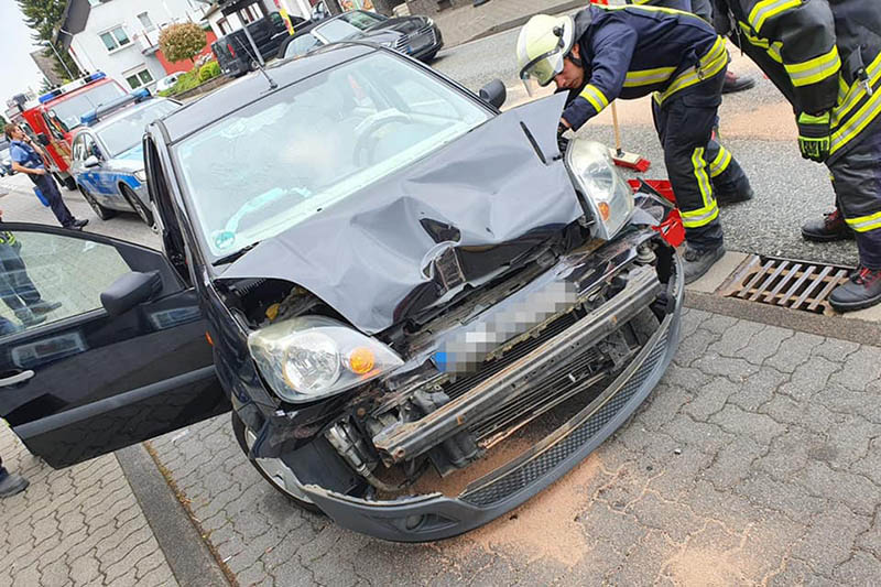 Feuerwehreinsatz: Auslaufende Betriebsmittel nach Verkehrsunfall