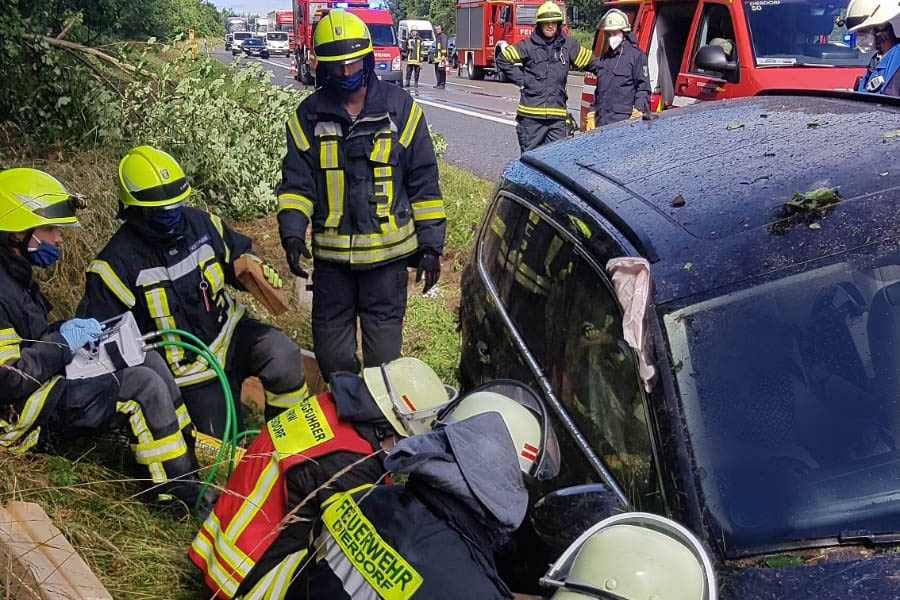 Die Feuerwehr Dierdorf musste das Fahrzeug anheben, damit sich die Beifahrertr ffnen lie, um die verletzte Person zu retten. Fotos: Feuerwehr VG Dierdorf