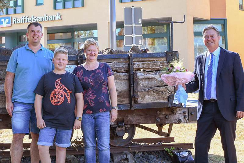 Raiffeisenbank Neustadt: Kundenberater Klaus Salz ist Glcksbringer