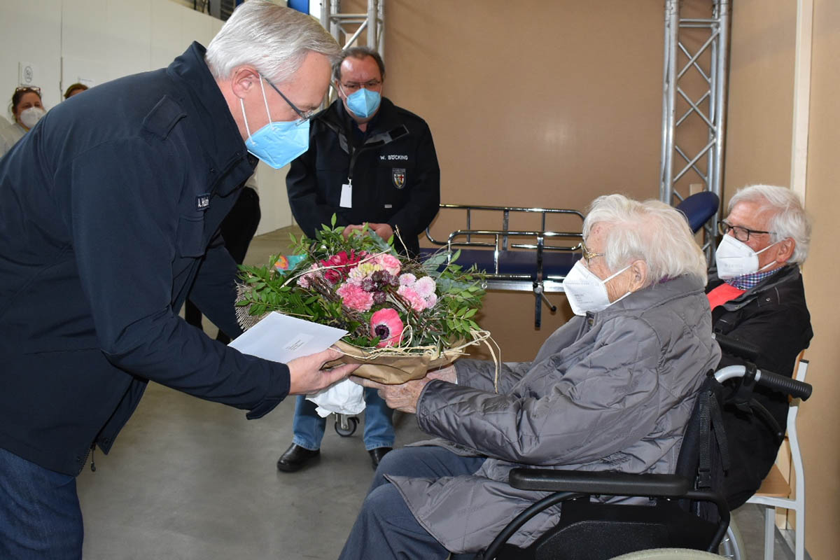 Agatha Puderbach wird am 100. Geburtstag geimpft  