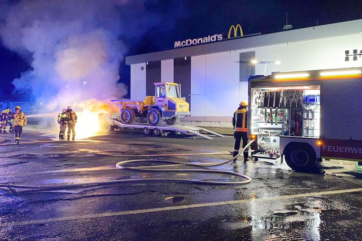 Die Feuerwehr konnte ein bergreifen der Flammen auf die Maschine verhindern. (Bilder: kk) 