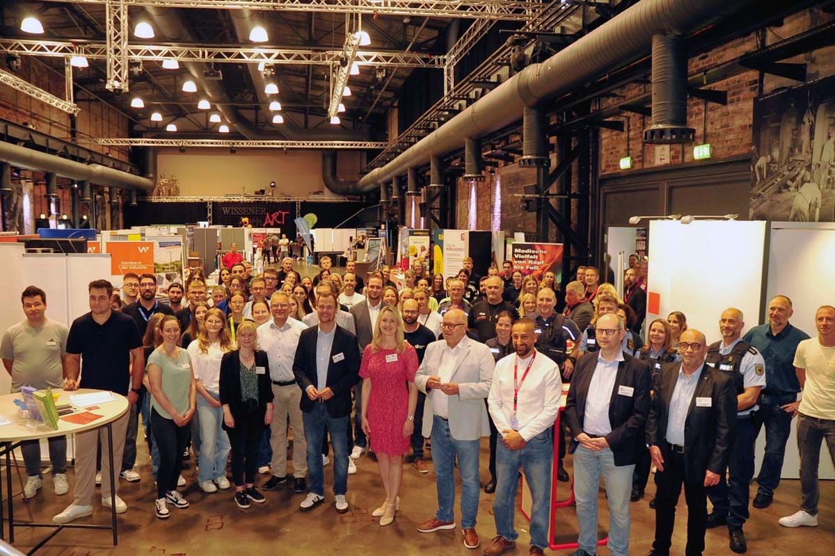 Viele Aussteller stellten sich zum Gruppenfoto (Bilder: kk�)
