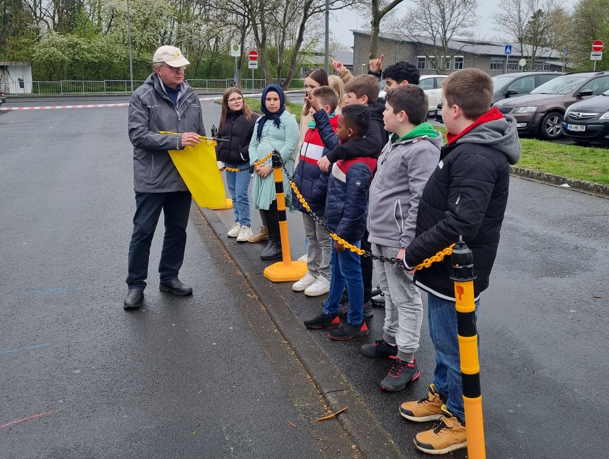 Erst die Theorie, dann die Praxis: So gestaltete Helmut Klawonn die Arbeit am auerschulischen Lernort. (Foto: Sandra Wilden)