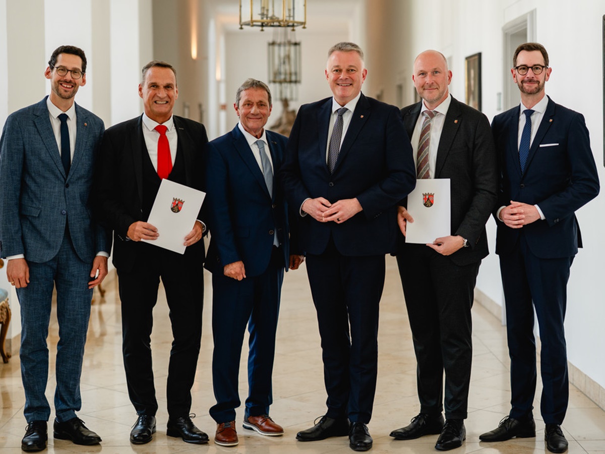 Ministerpr�sident Gordon Schnieder (dritter von rechts) mit Innenminister Achim Schwickert (dritter von links), ADD-Pr�sident Andreas Kruppert (zweiter von rechts) und SGD-Nord-Pr�sident Joachim Rodenkirch (zweiter von links) sowie die Vizepr�sidenten Jens Jenssen (rechts) und Manuel Liguori (links) (Foto: ADD RLP/Kraiker)