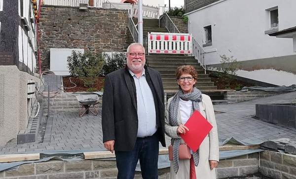 Die Vizeprsidentin der Aufsichts- und Dienstleistungsdirektion (ADD) Trier, Begoa Hermann, besichtigte mit Stadtbrgermeister Walter Strunk die laufenden Bauarbeiten zur Neugestaltung von Daadens Innenstadt. (Foto: Stadt Daaden)