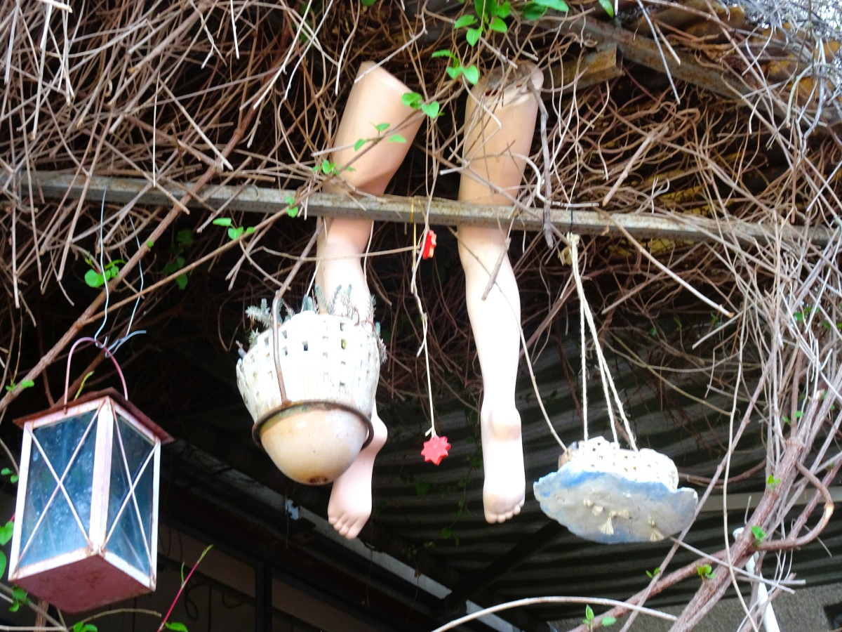 Auch in Hecken finden sich kleine Keramikwerke (Fotos: Wolfgang Rabsch)