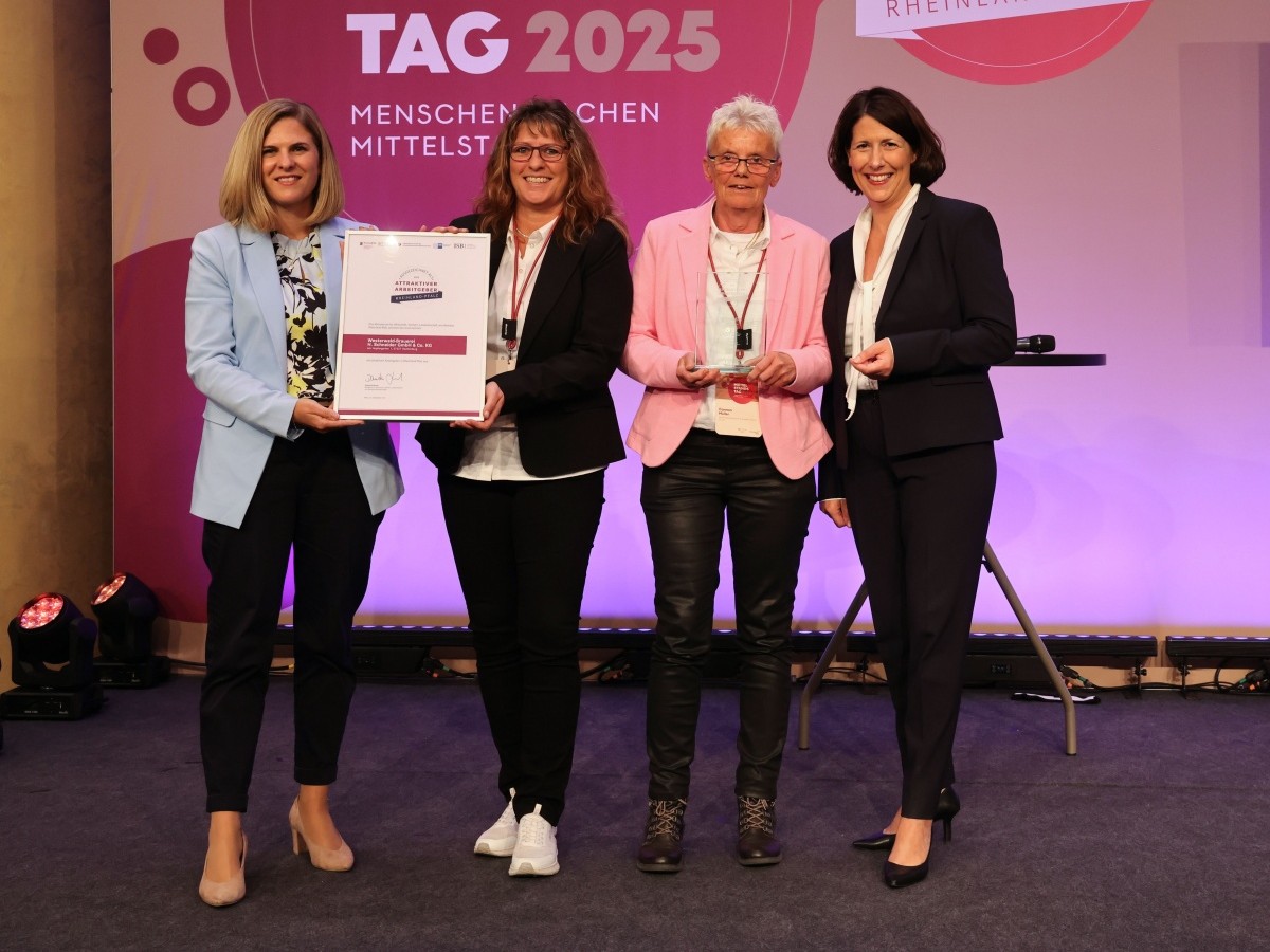 Freuten sich bei der Preisverleihung "Attraktiver Arbeitgeber Rheinland-Pfalz" beim Mittelstandstag in Mainz durch Ministerin Daniela Schmitt (rechts) und IHK-Hauptgeschftsfhrerin Jennifer Schpf-Holweck (links): Dunja Gbler, Leiterin Personalentwicklung (zweite von links) und Carmen Mller, Leiterin Qualittskoordination (zweite von rechts) von der Westerwald-Brauerei (Foto: MWVLW/Alexander Sell)