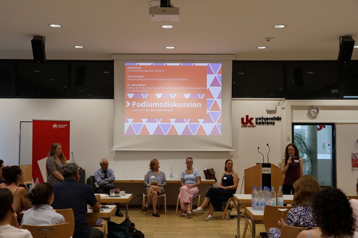 Eine Podiumsdiskussion rundete den Fachtag f�r Vielfalt und Demokratie 2026 ab. (Foto: Universit�t Koblenz/Alina Koss)