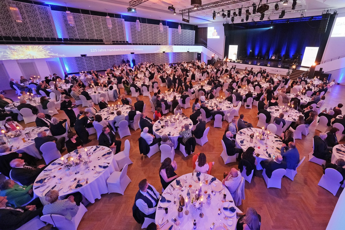Zur Gala der Handwerkskammer Koblenz kamen anlsslich ihres 125. Geburtstages 400 Gste in der Rhein-Mosel-Halle und erlebten ein buntes Programm aus Variet, Unterhaltung, Information wie auch Rck- und Vorausschau. (Foto: Michael Jordan)