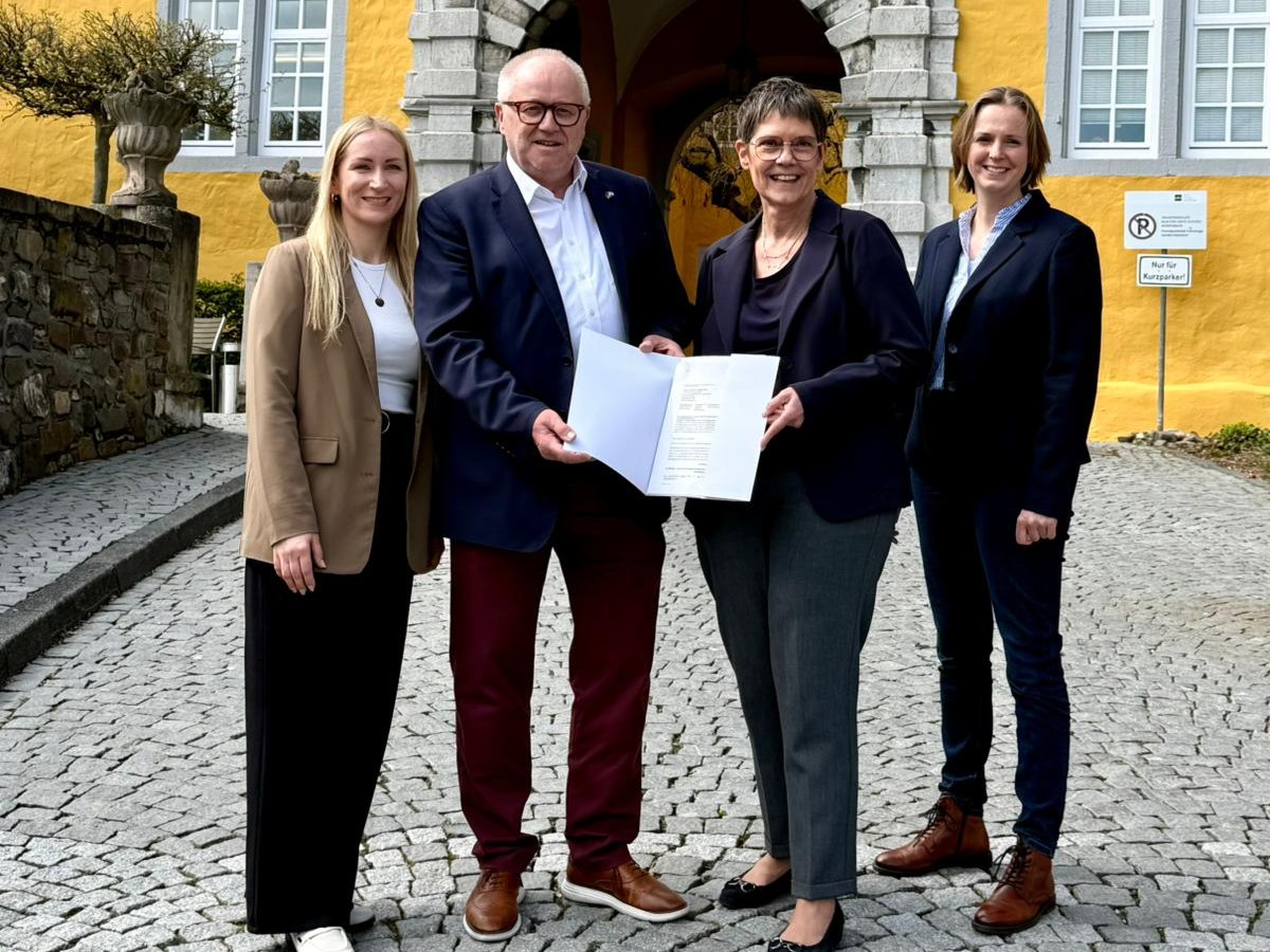 Jennifer Bausch, Landrat Dr. Peter Enders, Staatssekret�rin Petra Dick-Walther und Jennifer Siebert (Foto: Filiz Leibham/Westerwald Touristik-Service)