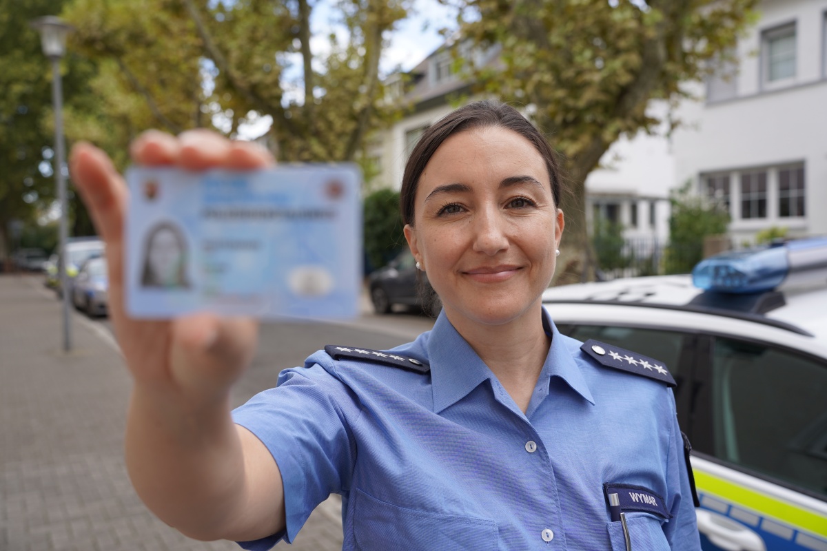 Neuer, bundeseinheitlicher Polizeidienstausweis (Foto: Polizei RLP)