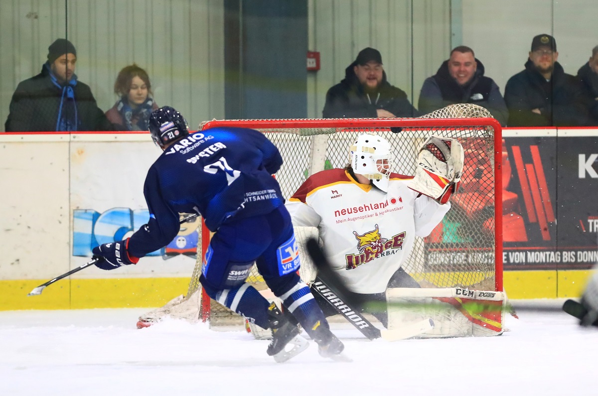 Da passt nicht viel zwischen Latte und Scheibe: Alexander Spister bringt den EHC mit diesem Schuss mit 2:0 in Fhrung. (Foto: EHC Neuwied)