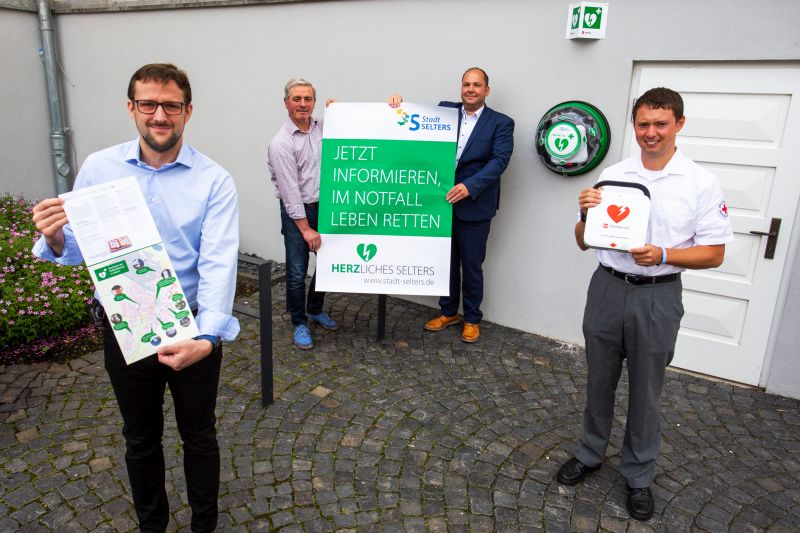 Jens Vabeck und Alexander Ghabour von Stuhlfauth Medizintechnik, sowie Stadtbrgermeister Rolf Jung und Notfallsanitter Carsten Steindorf prsentieren die Defibrillatoren und die Begleitkampagne. Foto: privat