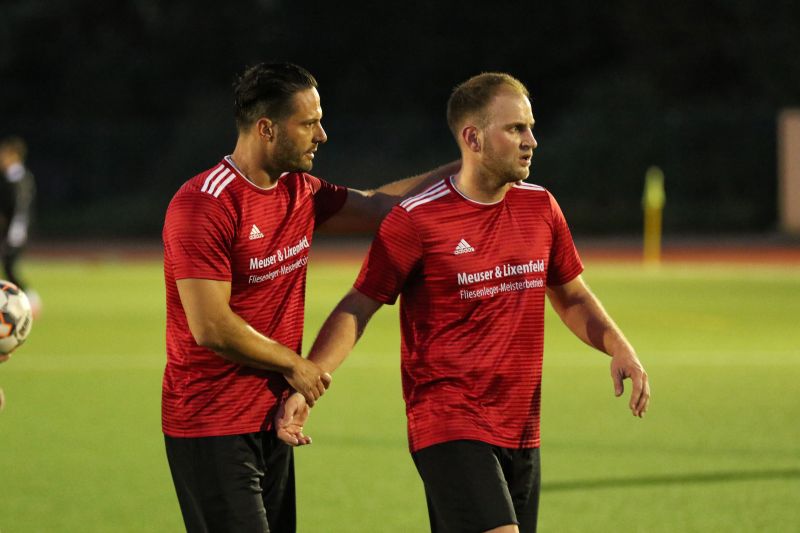 Scherer_Heene: Ihre Wege trennen sich zur neuen Saison: Pascal Heene (rechts) verlsst die SG Rennerod/Irmtraut/Seck in Richtung Eisbachtaler Sportfreunde, wo er einst mit Martin Scherer (links), wie auch aktuell in Rennerod, zusammenspielte. Fotos: SF Eisbachtal / Andreas Egenolf