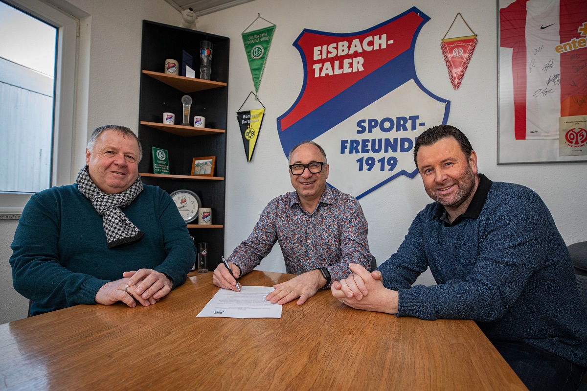 Das Geheimnis um den neuen Trainer der Eisbachtaler Sportfreunde ist gelftet: Uwe Qurimbach (links) und Patrick Reifenscheidt (rechts) konnten Thorsten Wrsdrfer von einem Comeback als Trainer beim Westerwlder Oberligisten ab Juli 2023 berzeugen. (Fotos: Andreas Egenolf)