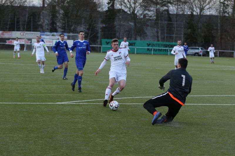 Eisbachtals Steffen Meuer (in wei) versuchte gegen Oberligist TSV Emmelshausen mehrfach Torwart Jonas Brsch zu berwinden, doch dem Rheinlandliga-Strmer war in Mendig kein Tor vergnnt. Foto: SF Eisbachtal