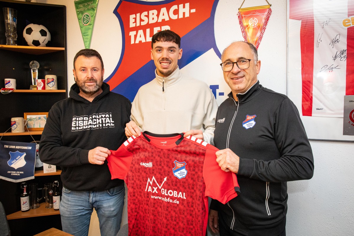 Sie freuen sich auf die gemeinsame Zusammenarbeit (von links): Eisbachtals Sportlicher Leiter Patrick Reifenscheidt, Neuzugang Luis Hesse und Eisbren-Trainer Thorsten Wrsdrfer. (Foto: Andreas Egenolf)