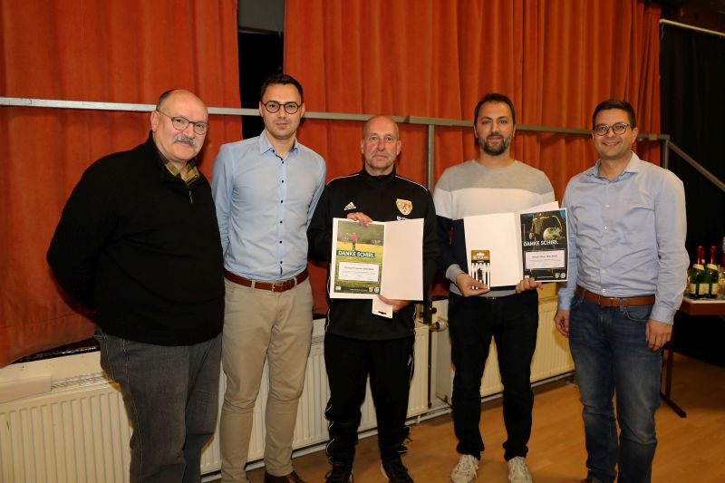 Ulrich Schneider-Freundt (von links), Lukas Heep sowie Mario Becker (rechts) vom Kreisschiedsrichterausschuss Westerwald-Wied zeichneten Wichard Pirngruber (3. von links) und Hseyin ksz im Rahmen der Aktion Danke Schiri" aus. Foto: Andreas Egenolf