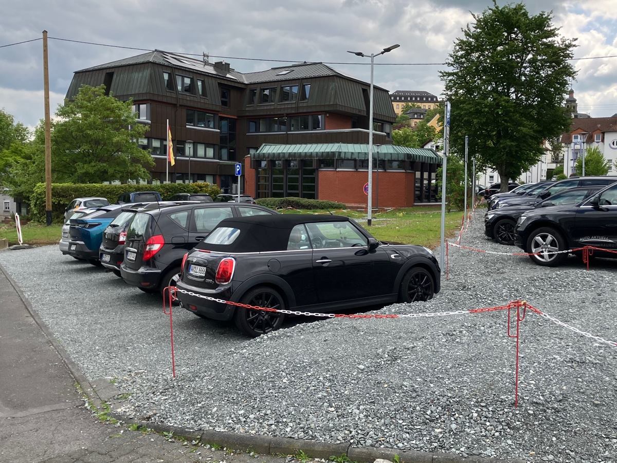 Im Vordergrund die f�r die Erweiterung des Verwaltungsgeb�udes vorgesehene Fl�che
(Foto: Karl-Heinz Boll)