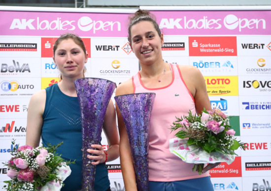 Knappe Siegerinnen des Doppelfinales in Altenkirchen: Rosalie van der Hoek (rechts) und Cristina Bucsa. (Foto: Veranstalter)