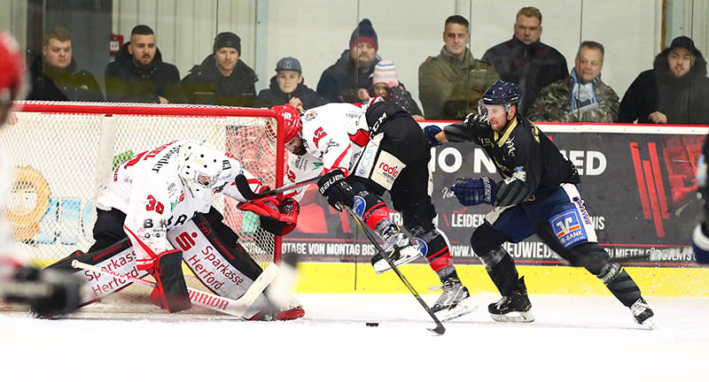 Tobias Etzel (rechts) und die Bren gaben Meister Herford mit seinem kanadischen Verteidiger Guillaume Naud in den ersten beiden Halbfinals das Nachsehen. Foto: Verein