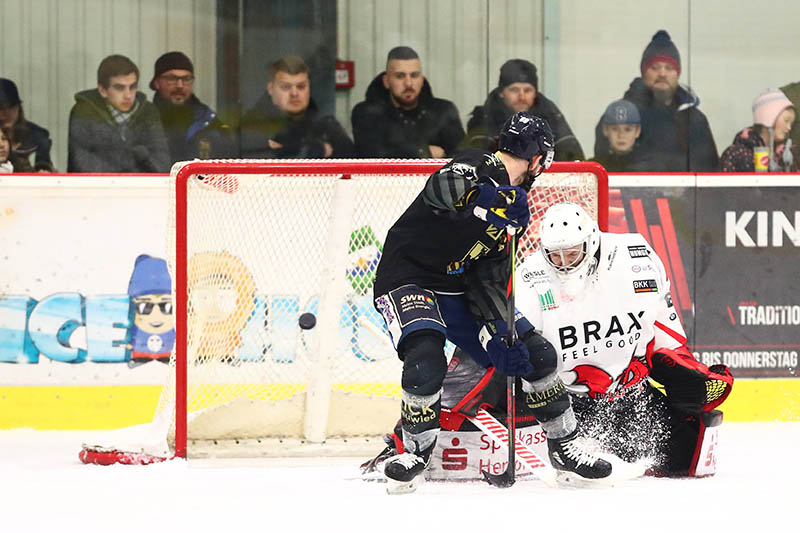 Den macht wahrlich nicht jeder: Jeff Smith lenkt die Scheibe artistisch an Kieren Vogel vorbei zur 3:2-Fhrung fr Neuwied. Foto: Verein