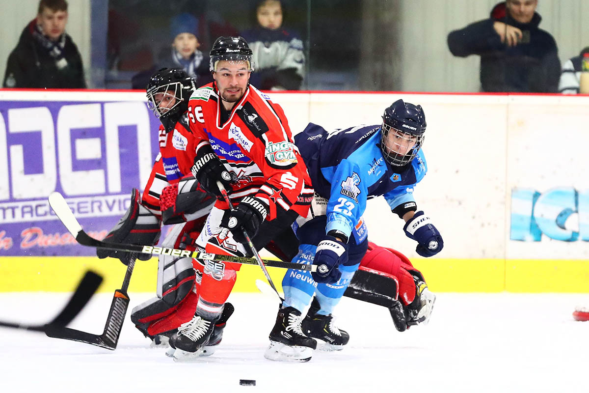 Das Aufeinandertreffen zwischen den Neuwieder Bren (rechts: Kiril Litvinov) und den Ratinger Ice Aliens wird es auch in der neuen Saison in der Gruppe B der Qualifikationsrunde zur Regionalliga West geben. Foto: Verein