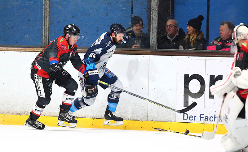 Jeff Smith gewinnt zwar dieses Laufduell gegen Alexander Seifert, das Spiel ging jedoch deutlich an die EG Diez-Limburg. Smit erzielte das einzige Neuwieder Tor am Sonntag am Heckenweg. Foto: Verein
