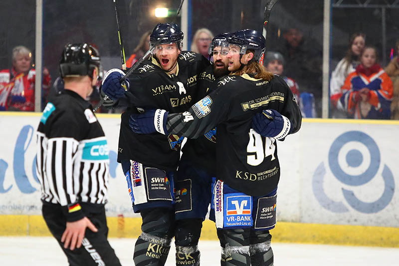 Sieben Siege in Folge feierten die Bren (von links: Frederic Hellmann, Jeff Smith, Sam Aulie) in den Pre-Playoffs. Hlt diese Serie gegen Diez-Limburg und Hamm? Foto: Verein