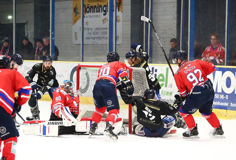 Ganz schn was los ist in dieser Situation vor dem Hammer Tor. Maximilian Herz, Sam Aulie und Jeff Smith finden ihren Meister in Schlussmann Sebastian May. Foto: Verein